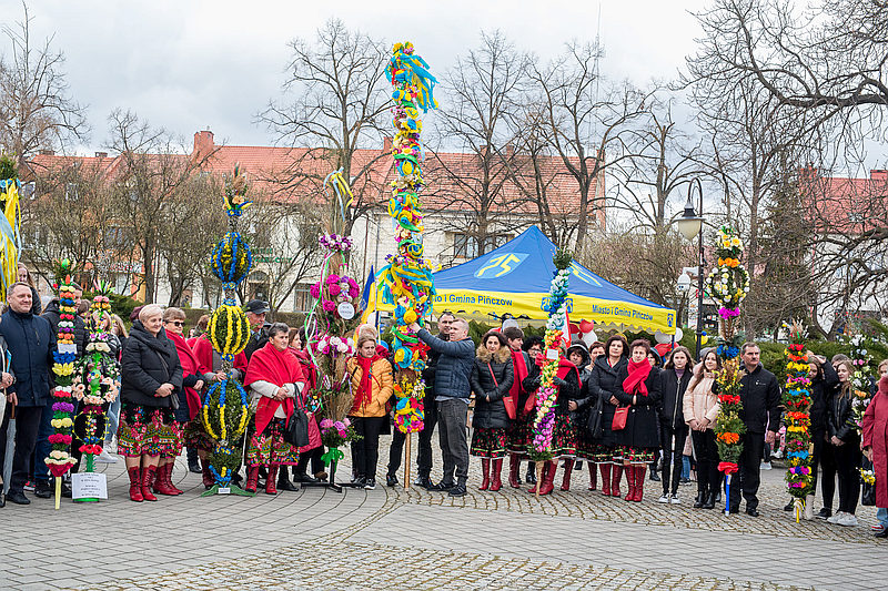 Zdjęcie przedstawiajace uczestników Konkursu Palm Wielkanocnych w parku miejskim w Pińczowie
